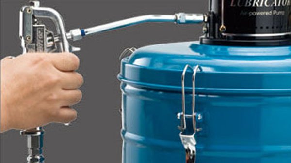 氣動黃油機輸出黃油時，黃油並非由黃油槍前端噴射而出，而是產生類似垂流的情形，是否為壓力不足？